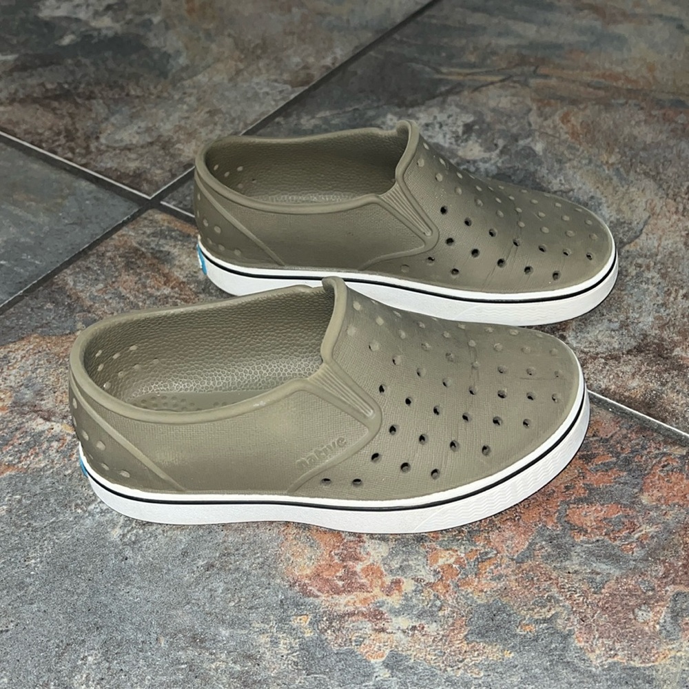 Kids native miles slip on sneakers sz 11 gray brown color toddler